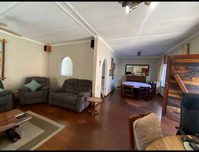 5 BEDROOM HOUSE FOR SALE IN JACKAROO PARK